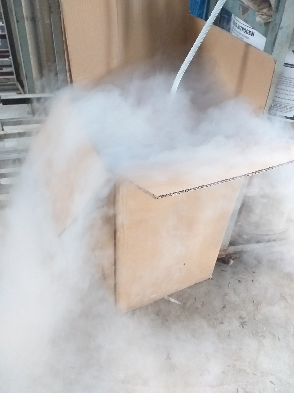 Bán khí Nito lỏng làm kem khói